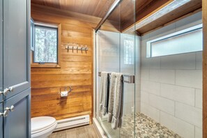 Douche, séchoir à cheveux, serviettes fournies, savon