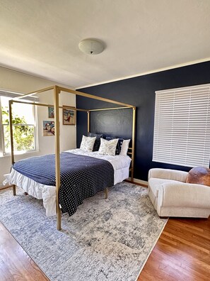 4 quartos, escrivaninha, ferros/tábuas de passar roupa