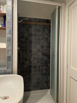 Een haardroger, handdoeken, zeep, toiletpapier