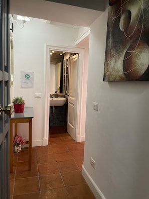 Hiustenkuivaaja, pyyhkeet, saippua, vessapaperi