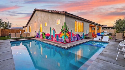 Kaleidoscope by Avantstay Colorful Escape + Pool
