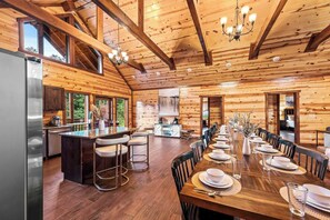Interior - Smokeys Paradise by Avantstay Sleeps 22 + Pool (Sevierville)