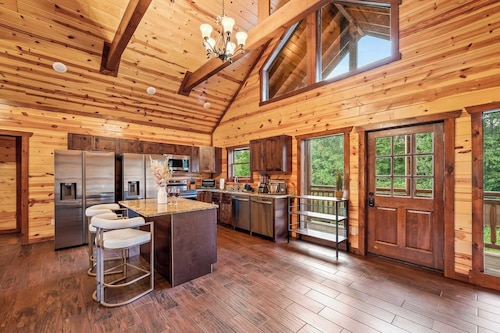 Smokeys Paradise by Avantstay Sleeps 22 + Pool