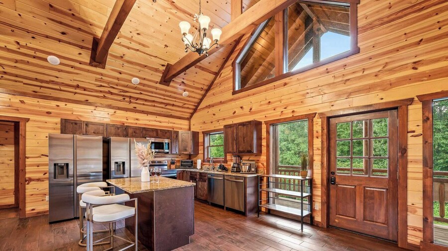 Smokeys Paradise by Avantstay Sleeps 22 + Pool