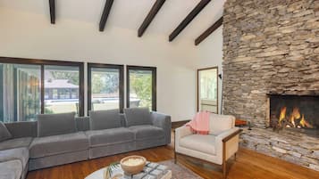 House (5 Bedrooms) | Interior