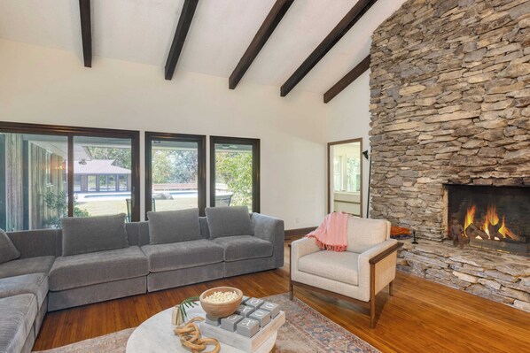 Interior - Amber Lodge by Avantstay Pool, Firepit, Sauna (New Market)