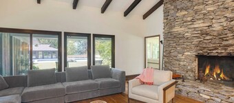 แอมเบอร์ ลอดจ์ โดย Avantstay สระว่ายน้ำ, Firepit, ซาวน่า