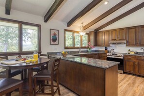 House (5 Bedrooms) | Interior
