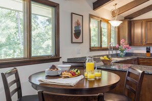 Interior - Amber Lodge by Avantstay Pool, Firepit, Sauna (New Market)