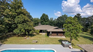 A house with a swimming pool, a hot tub, and a covered patio area. - Amber Lodge by Avantstay Pool, Firepit, Sauna (New Market)
