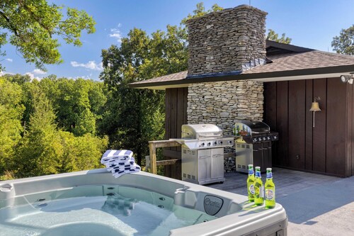 Amber Refresh by Avantstay Pool and Hot Tub