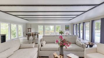 House (5 Bedrooms) | Interior