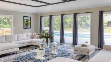 House (5 Bedrooms) | Interior