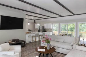 House (5 Bedrooms) | Interior - Amber Refresh by Avantstay Pool and Hot Tub (New Market)