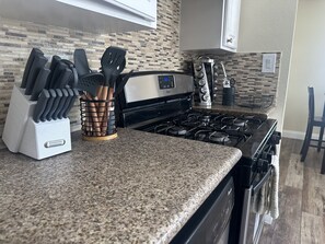 ثلاجة، ميكروويف، فرن، موقد طهي مسطح