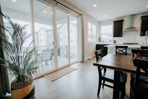 New Modern Stylish Oasis, Bright and Comfortable Home