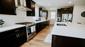 Fridge, microwave, oven, stovetop - New Modern Stylish Oasis, Bright and Comfortable Home (Parker)