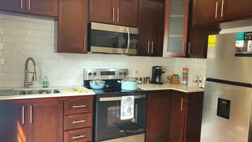 Jääkaappi, mikroaaltouuni, uuni, liesi