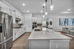 Fridge, microwave, oven, stovetop - Luxury 1-story living in Hill Country, 5 mins to Galleria (Austin)