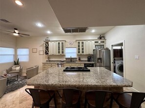 Geladeira, micro-ondas, fogão, cooktop