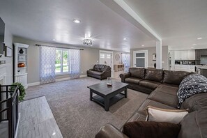 Smart-TV, Kamin, Videospiele, DVD-Player