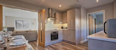 3 عدّة غرف نوم وخدمة الإنترنت