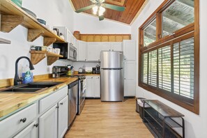 Réfrigérateur, four à micro-ondes, un four, surface de cuisson