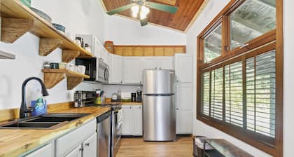 Indoor tree house & swivel firepit grill. Close to Kooser & Laurel Hill Parks.