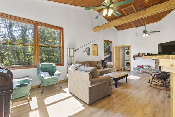 Téléviseur connecté, foyer, livres