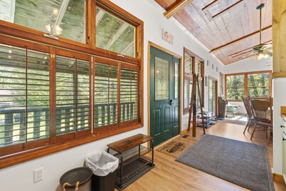 Indoor treehouse! Swivel fire pit & new gas grill March '26. Close to trails.