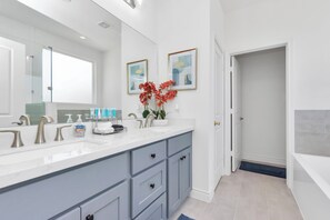 シャワー、ヘアドライヤー、タオル、石鹸