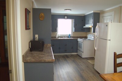 Cozy, centrally located, 1-bedroom house in Houma! On the Bayouside 