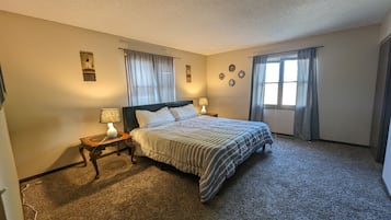 2 chambres, coffres-forts dans les chambres, bureau, draps fournis