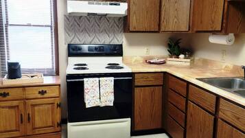 Réfrigérateur, four, plaque de cuisson, cafetiÚre/bouilloire