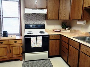 Fridge, oven, stovetop, coffee/tea maker