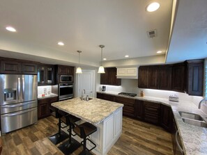 冰箱、微波炉、烤箱、炉灶