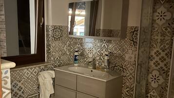 Dusche, Haartrockner, Bidet, HandtĂŒcher