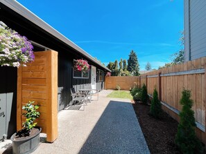 Terrace/patio - Cozy Boho Inspired Duplex - with 4 person HOTUB! (Vancouver)