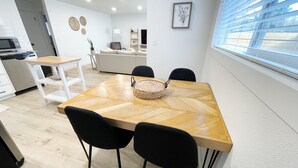 Uma cozinha moderna com área de jantar.