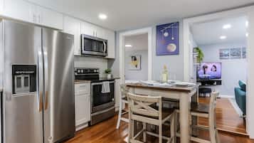 Coffee/tea maker, fridge, microwave, stovetop