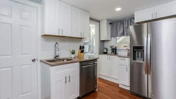 Coffee/tea maker, fridge, microwave, stovetop
