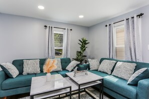 Smart TV - 2 BEDROOM APARTMENT IN BRISTOL NEAR PLAINVILLE  (Bristol)