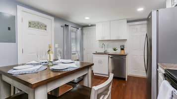 Coffee/tea maker, fridge, microwave, stovetop