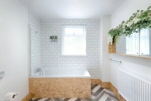 Combined shower/tub, deep soaking tub, hair dryer, towels