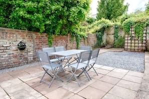 Outdoor dining - Remarkable 4-bed House in Swansea (Swansea)