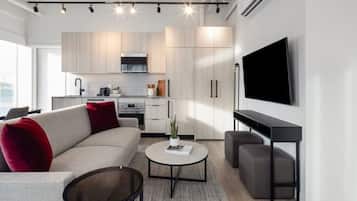 ห้องสวีท, 1 ห้องนอน (Waterfront) | บริเวณนั่งเล่น | สมาร์ททีวี 55 นิ้ว พร้อมช่องเคเบิล