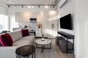 套房, 1 间卧室 (Waterfront) | 起居区 | 55-英寸智能电视（配备有线频道）