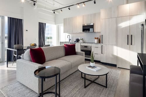 Suite, 1 chambre (Waterfront) | Cuisine privée | Micro-ondes, plaque de cuisson, cafetière/bouilloire