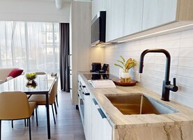 Micro-ondas, cooktop, cafeteira/chaleira, chaleira elétrica