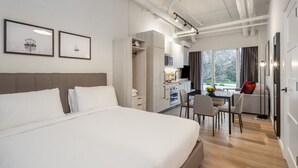 開放式客房 | 起居區 | 55-吋智慧型電視，提供有線頻道